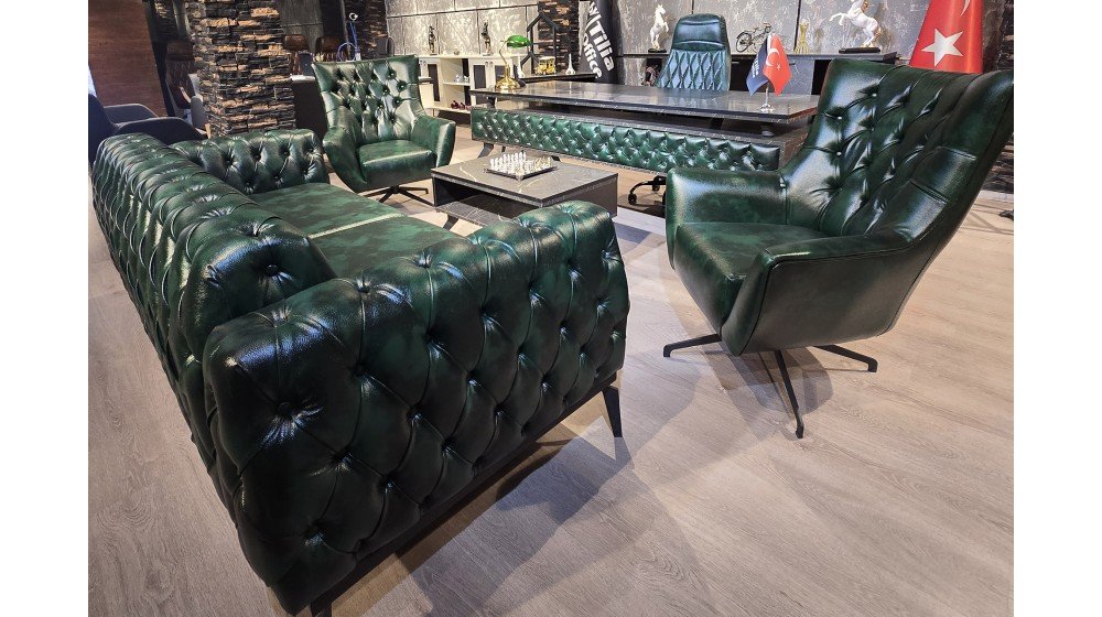 Kapi Chester yönetici masa takımı, kapitoneli ön paneli, mermer desenli tablası ve metal ayakları ile modern ofis ortamında Tilia dönerli Chester bekleme grubu ile sergileniyor.